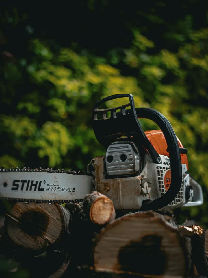 Motorová píla STIHL na polenách